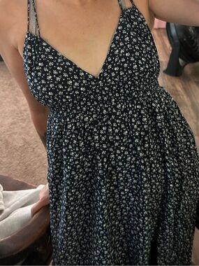 Women’s Black Floral Spaghetti-Strap V-Neck  Mid Dress
